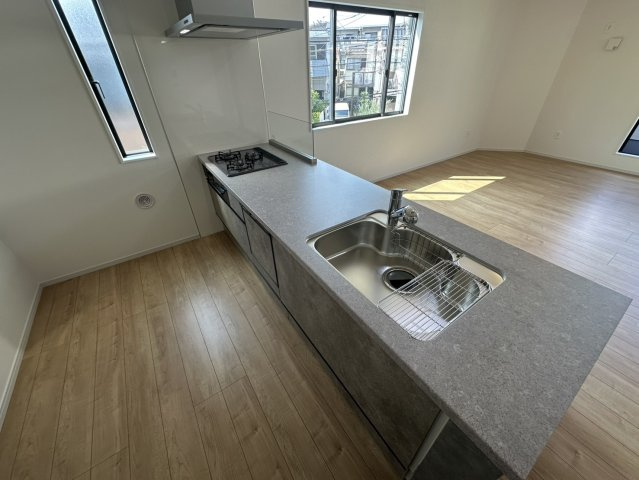 豊中市上野東１丁目　新築戸建住宅のキッチン|リビングダイニングを見渡せるシステムキッチンです。