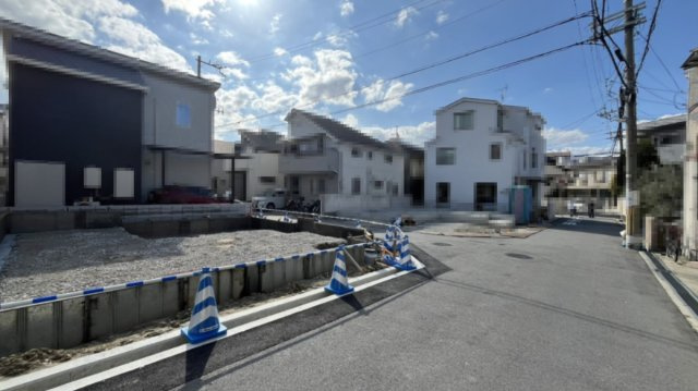 豊中市上野東１丁目　新築戸建住宅の前面道路含む現地写真