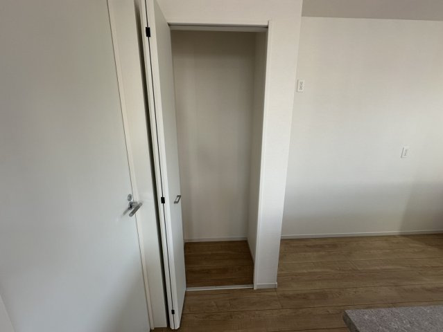 豊中市上野東１丁目　新築戸建住宅の収納|キッチンのそばに収納背ペースがあり、パントリーとしてご利用いかがでしょうか。