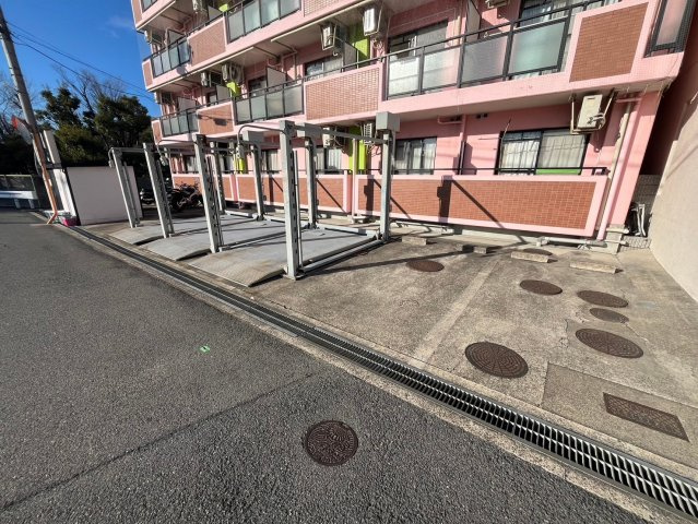 枚方市長尾元町２丁目の賃貸マンションの駐車場