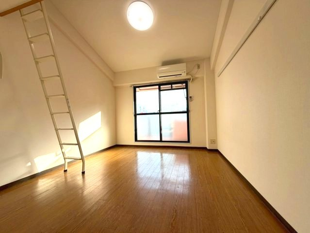 枚方市長尾元町２丁目の賃貸マンションの居間・リビング