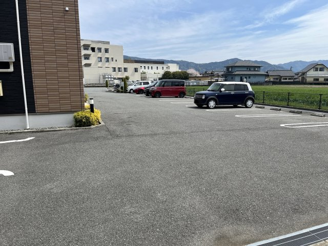 プリムローズ　ガーデンヴィラＢの駐車場