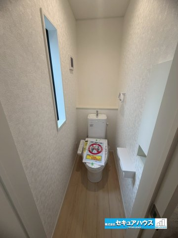 【今からご案内可能】名古屋市南区阿原町　全3棟のトイレ|【高機能トイレイメージ】
◆高機能トイレの多くは便器のフタの開閉が自動であり、使用後に手動で水を流す面倒もなく非常に便利です。スタイリッシュな見た目で、お掃除しやすく、節水効果が高いです。