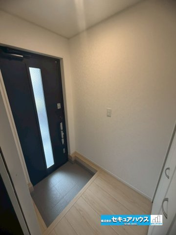【今からご案内可能】名古屋市南区阿原町　全3棟のその他|【玄関イメージ】
◆光が差し込み明るいです。気分も晴れやかになりますね。
◆玄関には、収納力のあるシューズボックスがございます。玄関まわりがすっきり片付きます。　