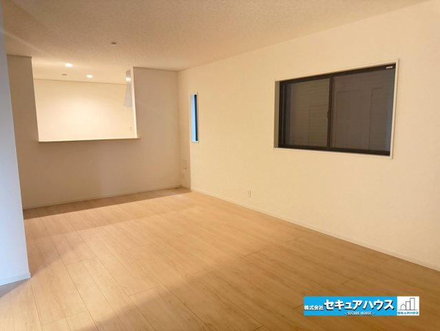 【今からご案内可能】名古屋市南区阿原町　全3棟の居間・リビング|【LDKイメージ】
◆家族揃ってリビングで過ごすお休みの日が、楽しみになる場所となることでしょう。
対面式のオープンキッチンは、家事をしながら家族の様子が一目でわかる安心＆便利設備♪