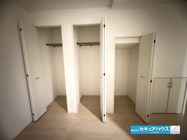 【今からご案内可能】名古屋市南区阿原町　全3棟の収納|【収納】
☆リビングにたくさんの収納付きです！
荷物が多いご家庭に嬉しいです。衣類や大きい物から小さい物まで収納できちゃいます♪　　　　　　　　　　　　　　　　　　　　　　　　　　　　　　　　　　　　