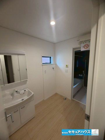 【今からご案内可能】名古屋市南区阿原町　全3棟の独立洗面台|【洗面台イメージ】
◆鏡の裏にはたっぷりと収納スペースを標準装備！
◆電源を付属しているのでドライヤーなど利用できます。