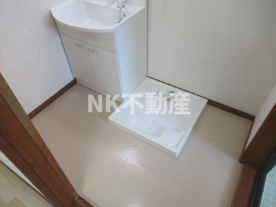 【洗面所】 | 水走2丁目戸建貸家（吉田賃貸） | 明るい洗面所です