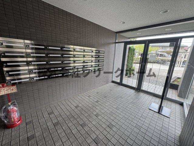 小金井市中町２丁目の賃貸マンションのエントランス