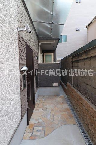 大阪市城東区諏訪３丁目のアパートのエントランス