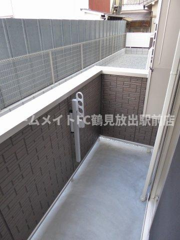 大阪市城東区諏訪２丁目のアパートのバルコニー