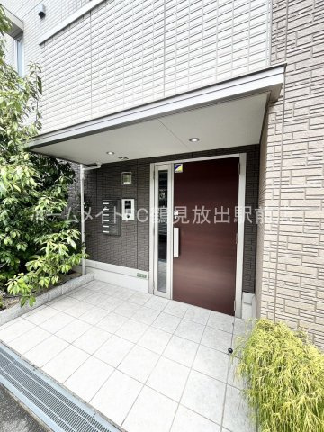 大阪市城東区諏訪２丁目のアパートのエントランス