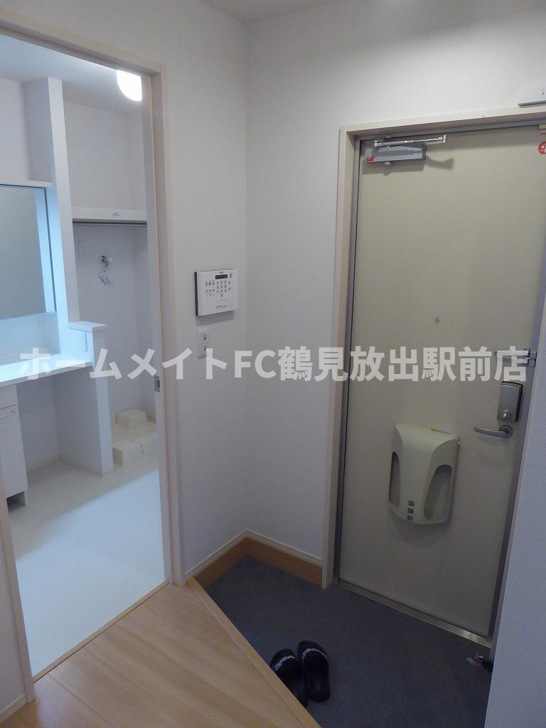 大阪市城東区諏訪２丁目のアパートの玄関