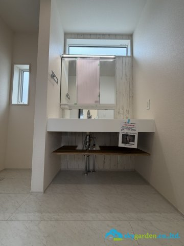 秦野市鶴巻南3丁目　新築戸建ての独立洗面台