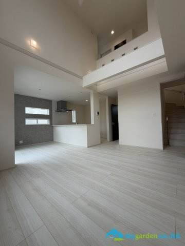 秦野市鶴巻南3丁目　新築戸建ての居間・リビング