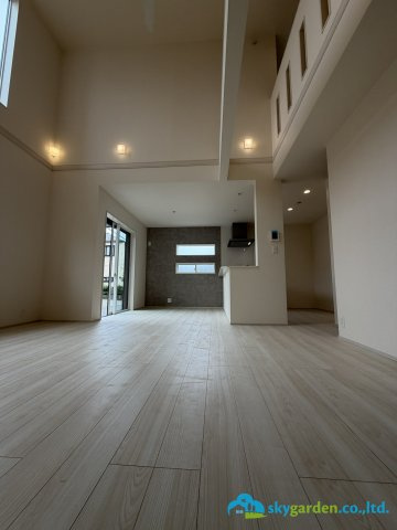 秦野市鶴巻南3丁目　新築戸建ての居間・リビング