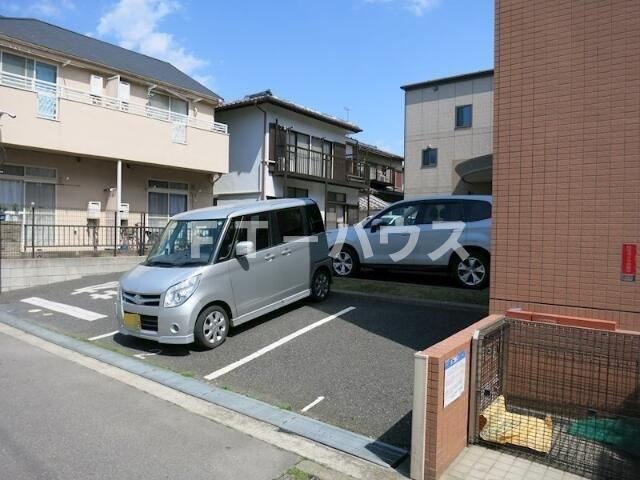 シャルマン・コートの駐車場