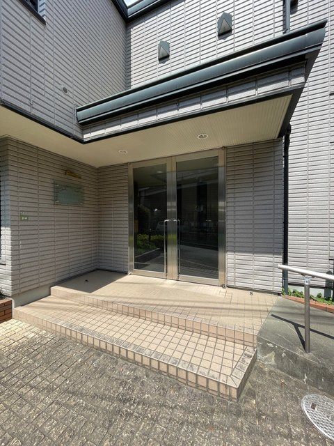 ドエル　ハイアンドハイのエントランス|オートロック付きのエントランス