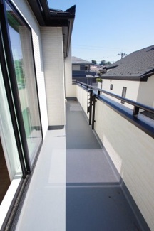 【バルコニー】 | 【仲介手数料無料！！】川崎市麻生区王禅寺西4丁目　新築戸建て（全2棟）1号棟　7290万円 | 南面ワイドバルコニー