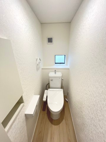 【トイレ】 | 糟屋郡篠栗町田中3丁目第3　1号棟（全2棟）【仲介手数料無料・0円】 | 現地写真。1階のトイレです。