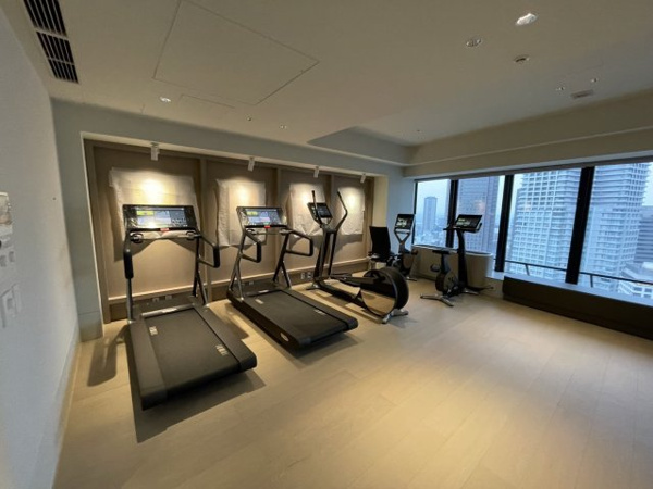 【その他共用部分】 | 【フィットネスルーム】27階です。高層階から見る都市の風景を横目に、マシンでトレーニング！