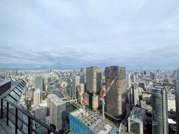 【展望】 | 【スカイデッキからの眺望】中之島や堂島川を見下ろせます。息をのむような浮遊感を味わってみてください。