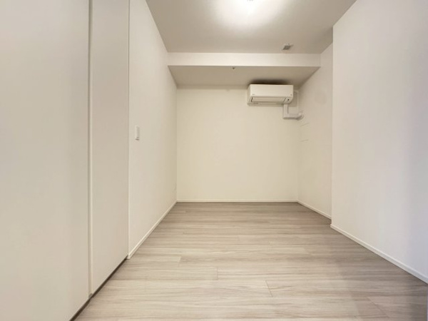 【洋室】 | 【主寝室】約7.2帖の洋室☆ダブルベットを置いても十分な広さです◎クローゼット完備◎
