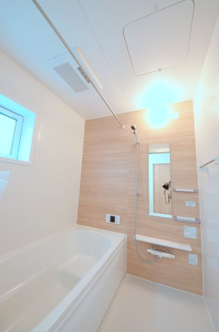 向洋新町二丁目の浴室|１坪タイプの大きなバスルーム。足を伸ばしてゆっくり湯船につかることができます