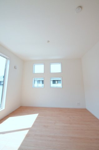 向洋新町二丁目の洋室|各居室に機能的なクローゼットを完備。タンスなどの大型家具を買い足す必要がないため、お部屋の面積を最大限に活かせます。