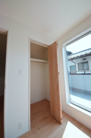 向洋新町二丁目の収納|各居室に機能的なクローゼットを完備。タンスなどの大型家具を買い足す必要がないため、お部屋の面積を最大限に活かせます。