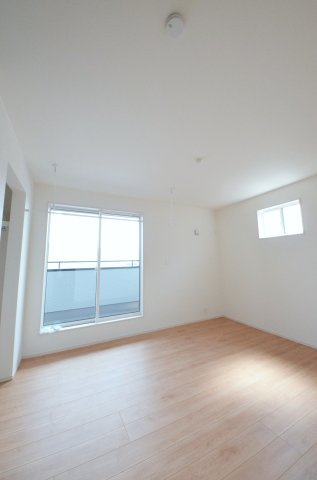 向洋新町二丁目の洋室|各居室に機能的なクローゼットを完備。タンスなどの大型家具を買い足す必要がないため、お部屋の面積を最大限に活かせます。
