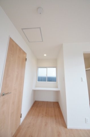 向洋新町二丁目の洋室|各居室に機能的なクローゼットを完備。タンスなどの大型家具を買い足す必要がないため、お部屋の面積を最大限に活かせます。