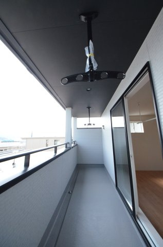 向洋新町二丁目のバルコニー|屋根のあるバルコニー
急な雨でも安心です