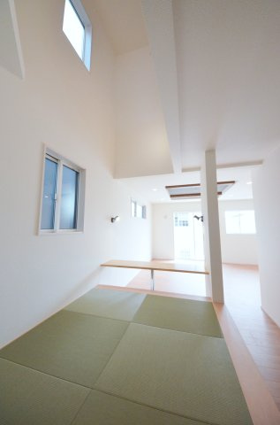 向洋新町二丁目の和室|広いリビングにタタミコーナーがあります