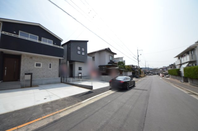向洋新町二丁目の前面道路含む現地写真|前面道路は交通量が少なく駐車楽々