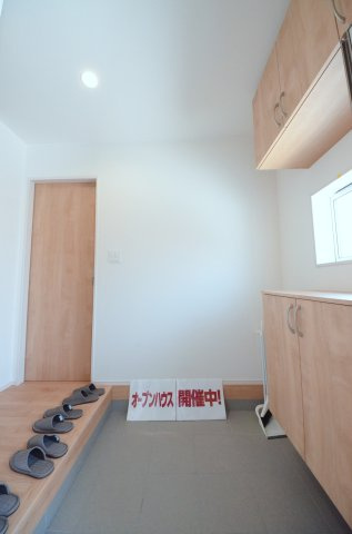 向洋新町二丁目の玄関|玄関には大容量のシューズボックスあり。
玄関周りの収納スペースもしっかり確保されています。