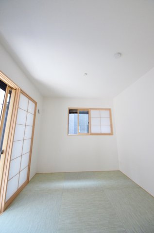 南観音八丁目の洋室|各居室に機能的なクローゼットを完備。タンスなどの大型家具を買い足す必要がないため、お部屋の面積を最大限に活かせます。