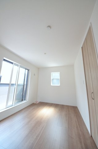 南観音八丁目の洋室|各居室に機能的なクローゼットを完備。タンスなどの大型家具を買い足す必要がないため、お部屋の面積を最大限に活かせます。