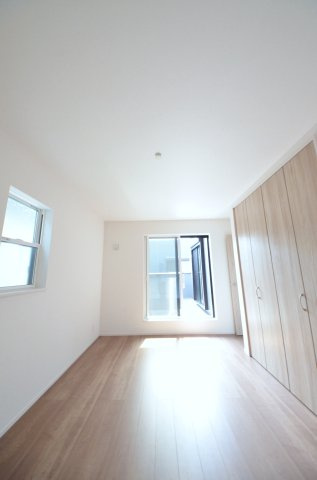 南観音八丁目の収納|各居室に機能的なクローゼットを完備。タンスなどの大型家具を買い足す必要がないため、お部屋の面積を最大限に活かせます。