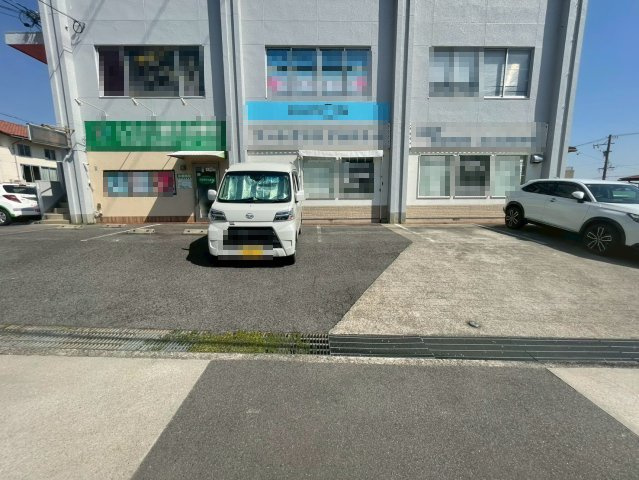 東郷町 若草ビルの駐車場