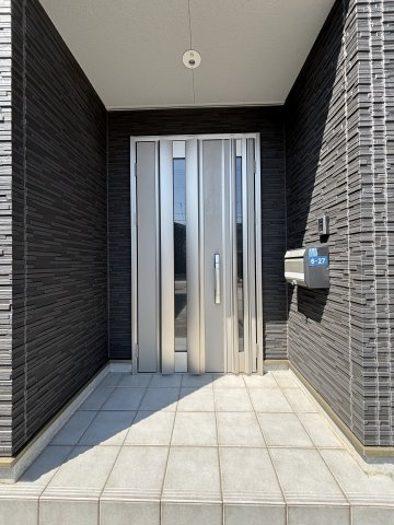 東福原3丁目戸建の玄関
