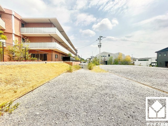 西宮市高塚町の外観|周囲にはすでに建物が建っていますので、実際の採光状況や窓の位置なども事前にご確認いただけます。