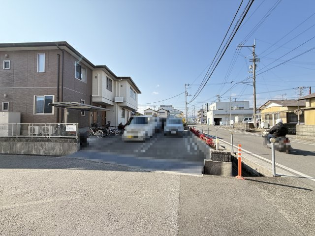 シャーメゾン コンフォーザの駐車場