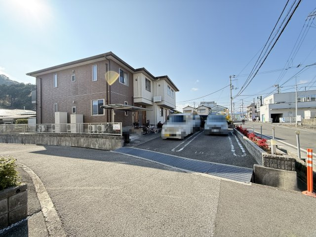 シャーメゾン コンフォーザの駐車場
