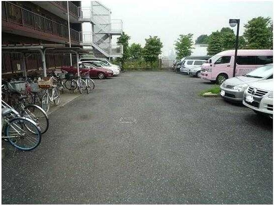 プランドール小金井の駐車場