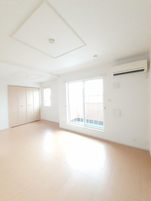 【居間・リビング】 | クローバーガーデン | こちらのリビングで趣味の時間をお楽しみください