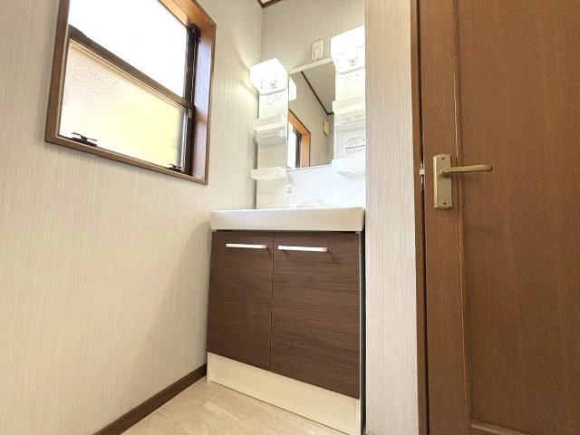 入間市二本木の独立洗面台|落ち着いた色の浴室です。毎日の疲れを癒してください。