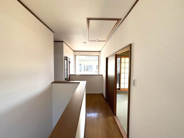 入間市二本木のその他|2階廊下です。大きな窓があり、日当たり良好