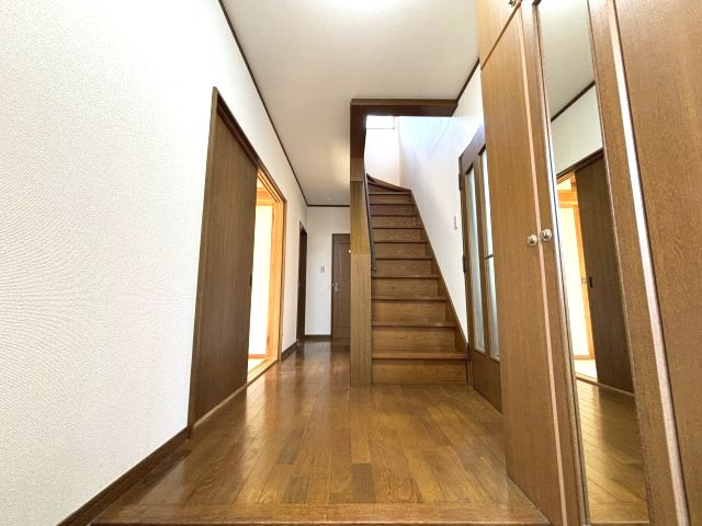 入間市二本木の玄関|玄関は吹き抜けになっており、日当たりが良いです。