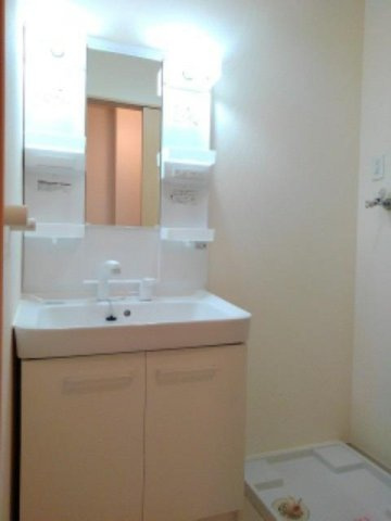 カーサ・ドマーニ　Ⅱの洗面所|脱衣スペースもあります